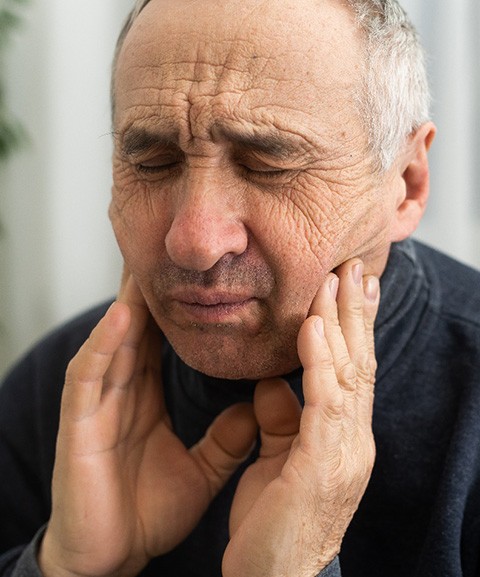 Illustration of wisdom teeth behind back molars